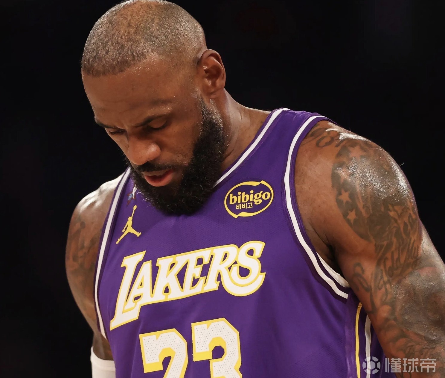 官方：詹姆斯因伤将缺席今日对阵森林狼的比赛