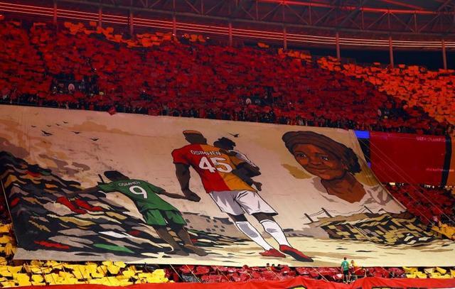 欧冠赛场惊现“催泪弹”！球迷致敬亡母，奥斯梅恩当场猛男落泪