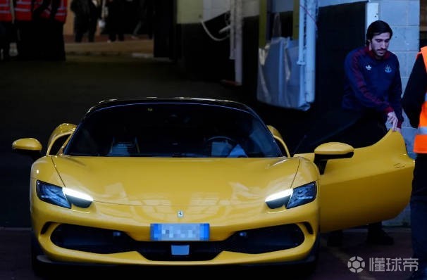 倒霉，一工作人员帮托纳利停车时疑似把他法拉利的轮毂给刮了