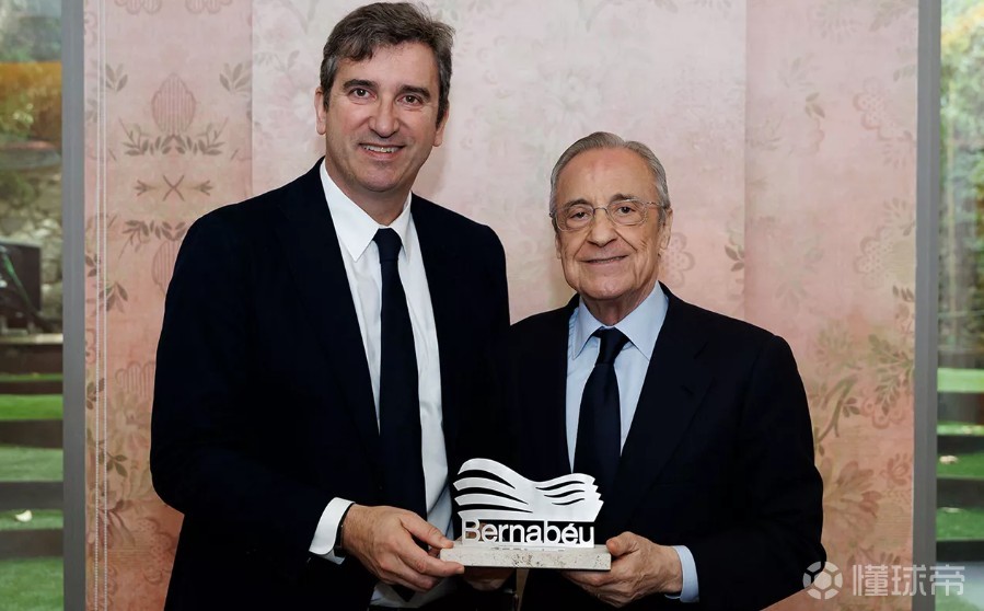 大战在即，皇马与曼城高管进行赛前会面并向对方赠送纪念品