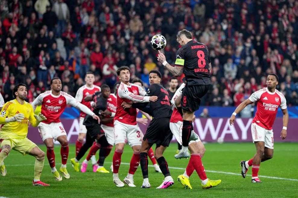 玩鹰的被鹰啄了眼，阿森纳自2024年11月以来首次在欧冠丢角球