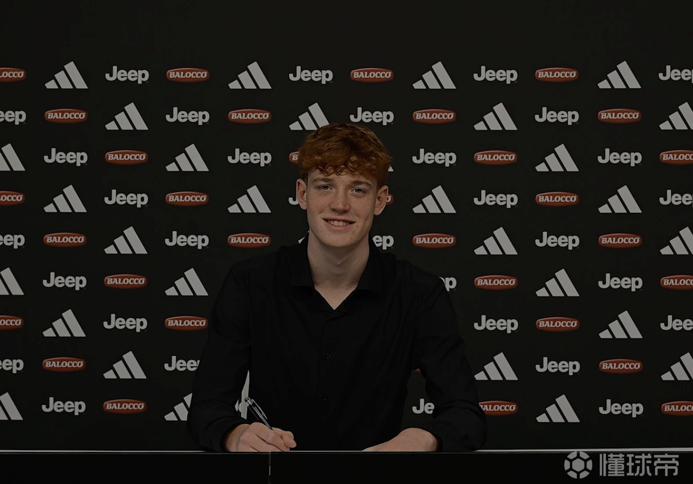 尤文官方：球队16岁中卫吉奥托签下生涯首份职业合同