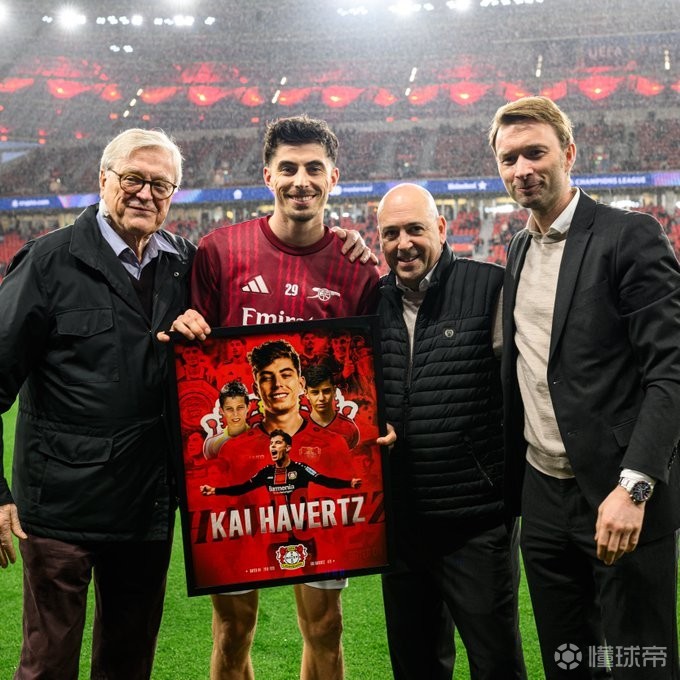 勒沃库森赛前赠送纪念礼物欢迎哈弗茨：欢迎回来，凯