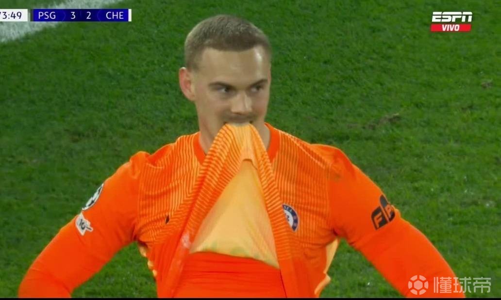 “玩火门将”桑切斯对阵巴黎坐替补，但约恩森现2次严重失误