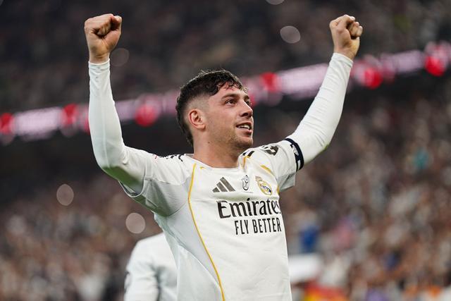 皇马苦寻多年的右路“新贝尔”已在阵中 巴尔韦德半场戴帽打爆曼城