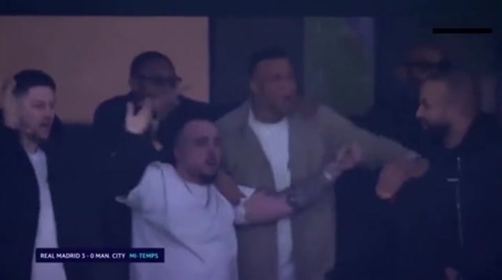 惊呆了！姆巴佩看台观战 疯狂庆祝巴尔韦德戴帽