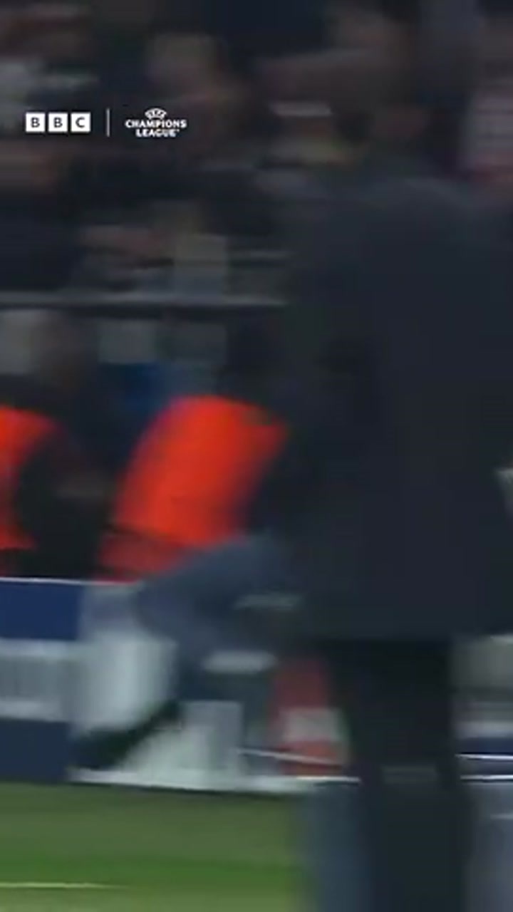 心态崩了！内托在比赛最后阶段推倒了巴黎球童