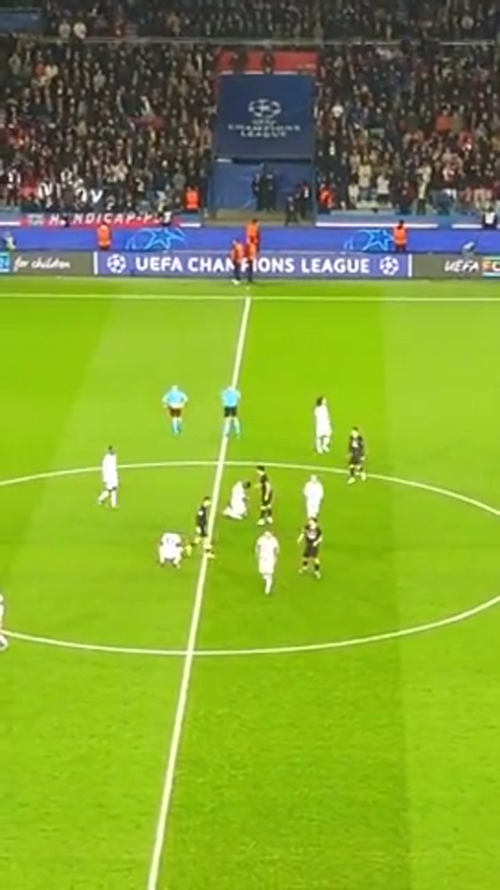 实拍赛后维蒂尼亚找恩佐交流被其一把推开