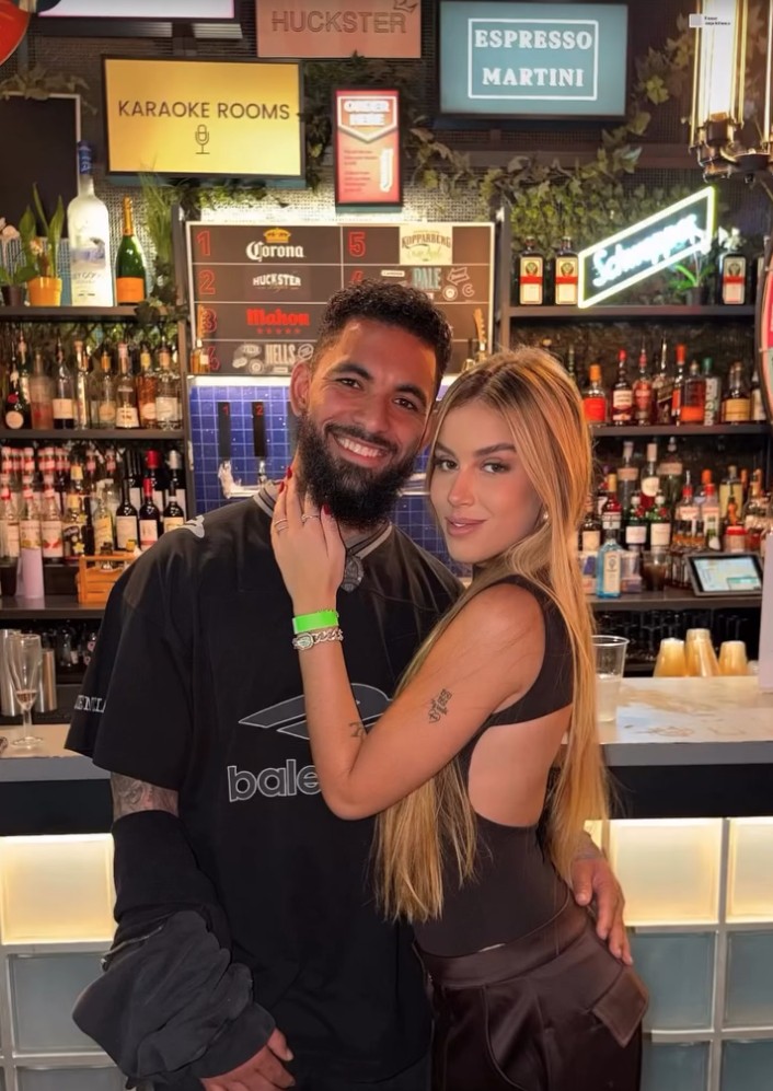 维拉中场道格拉斯-路易斯官宣新恋情，女友是埃杜的19岁女儿