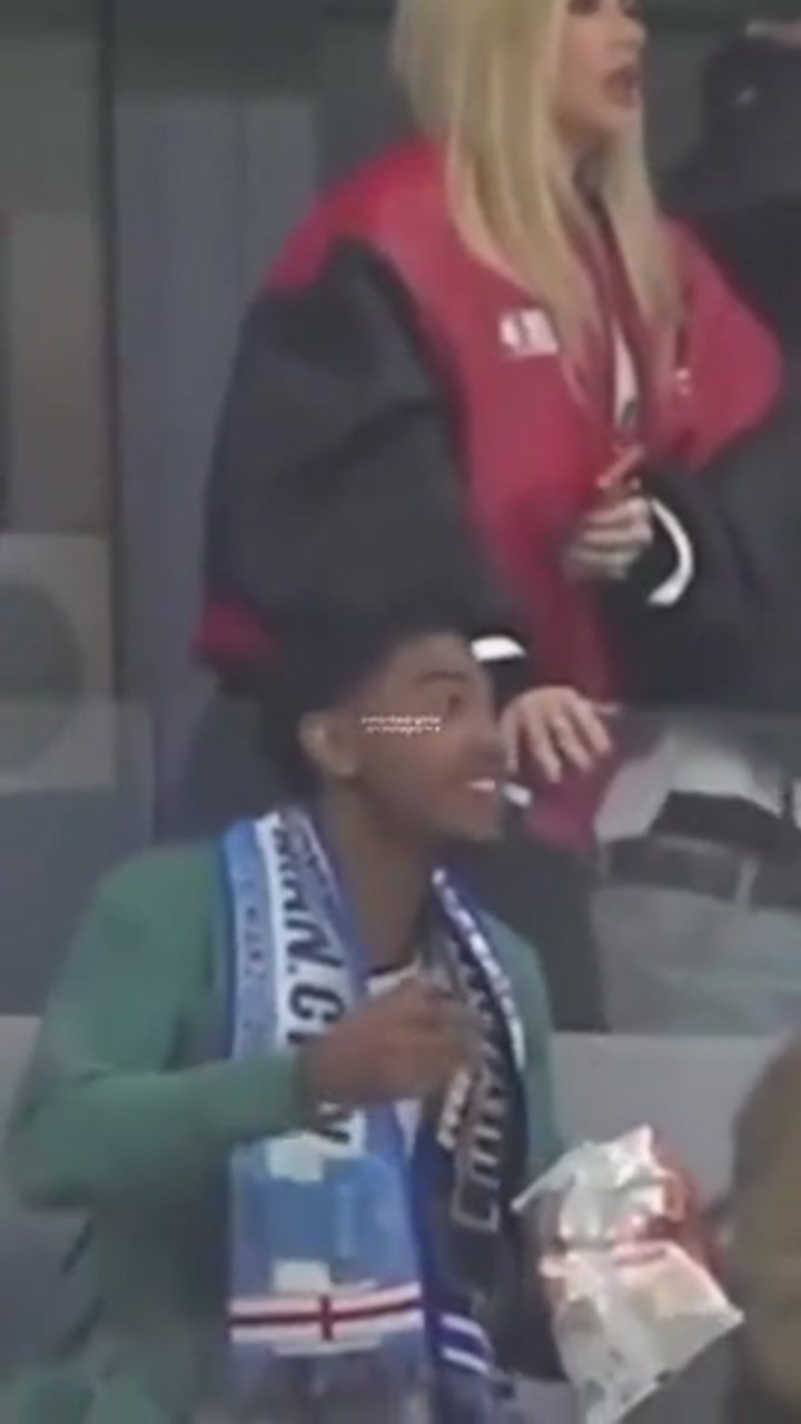 皇马进球后看台上的维尼修斯女友十分激动