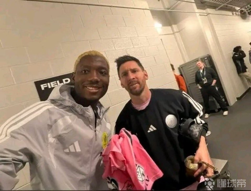 纳什维尔中卫沃莱奇赛后与梅西交换球衣，还与梅西自拍