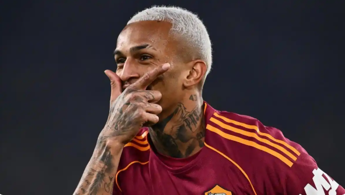 巴西媒体：巴萨正在考虑引进罗马后卫韦斯利