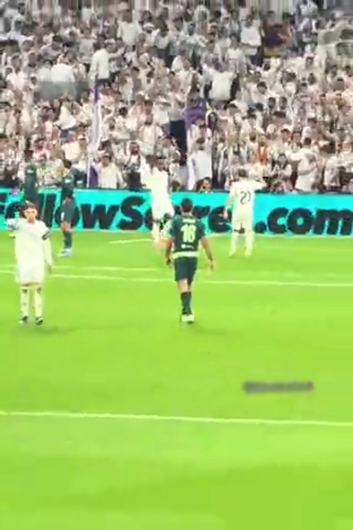 实拍居莱尔给维尼修斯传出单刀机会