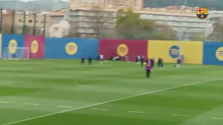 整活！什琴斯尼秀脚法成功后模仿梅西举衣庆祝