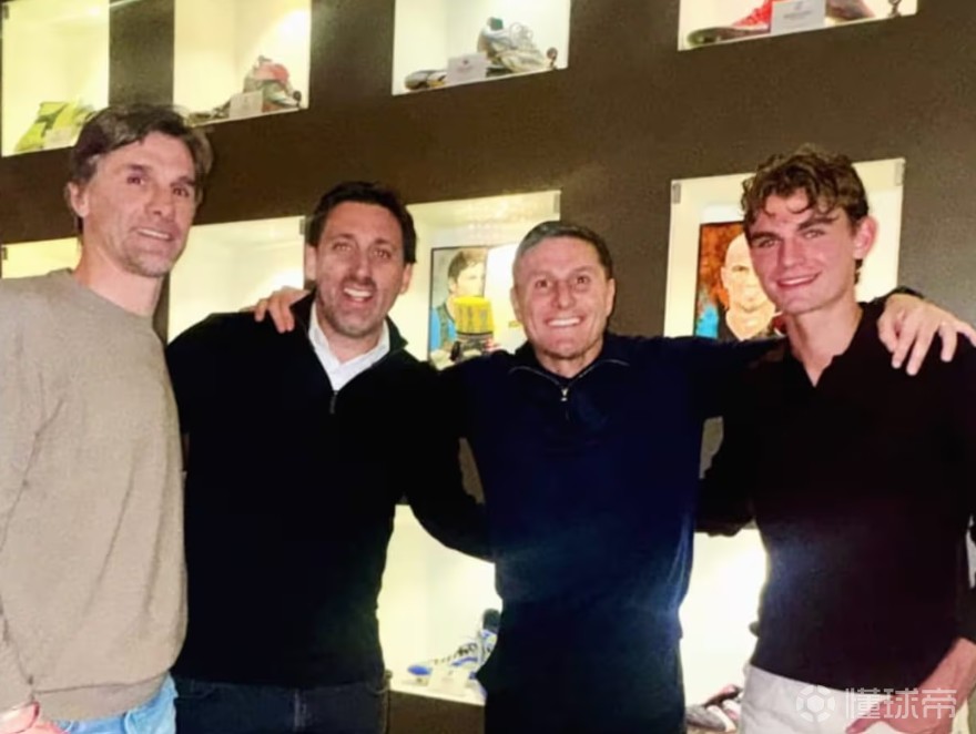 尼科-帕斯与父亲一同前往萨内蒂的餐厅就餐，米利托也在场