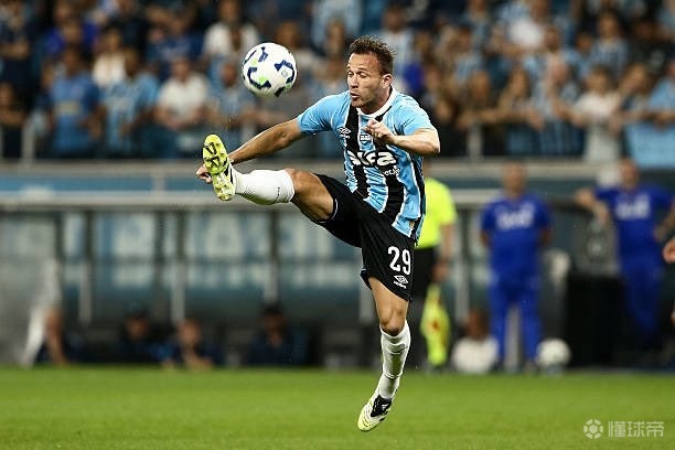 跟队：尤文正在和阿图尔协商，尝试彻底与球员告别