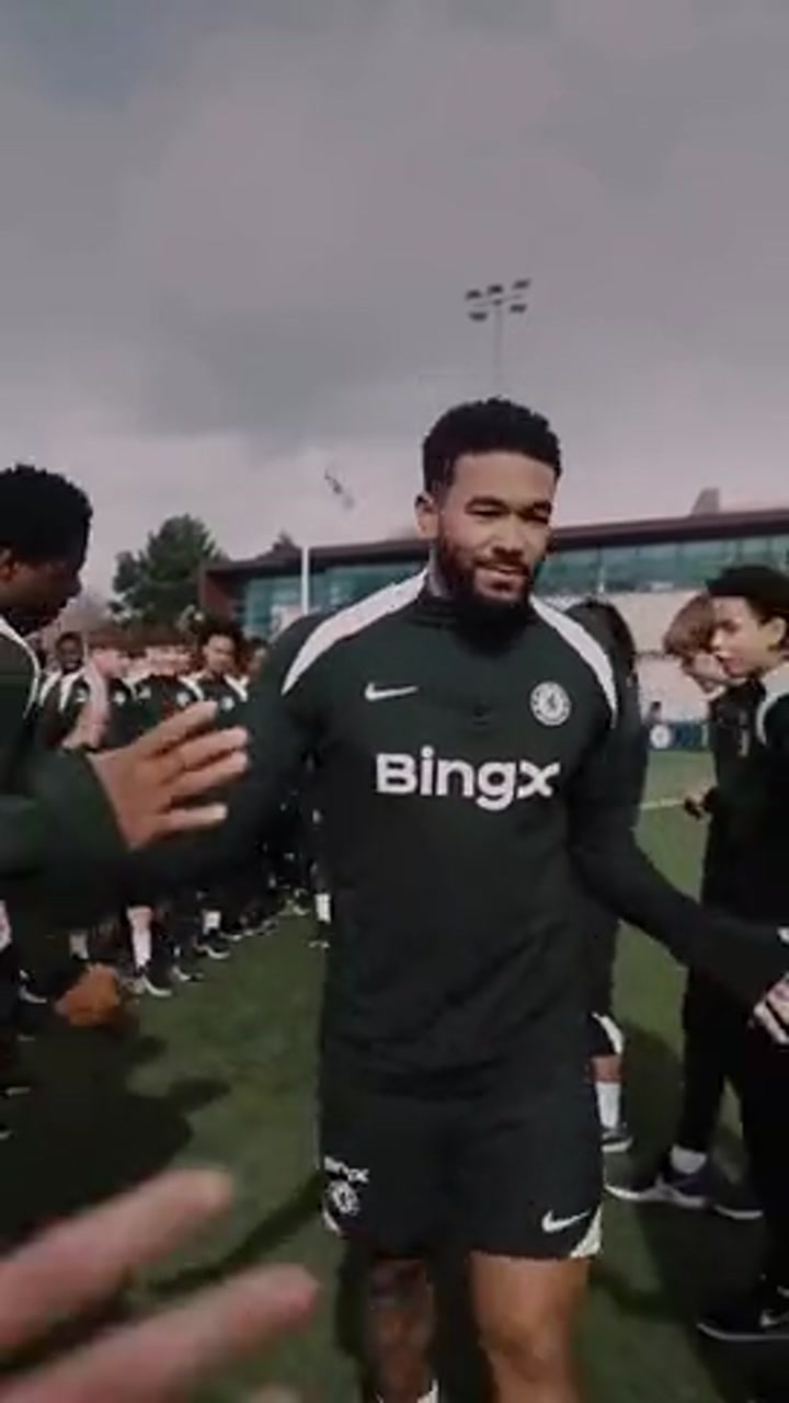 与切尔西完成续约！詹姆斯与青训球员击掌合照