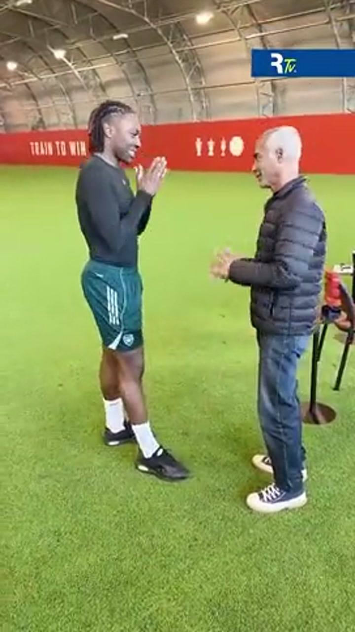 激动！埃泽在阿森纳训练场与罗马里奥见面