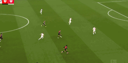 半场战报：勒沃库森1-0拜仁，加西亚破门，雅克松直红