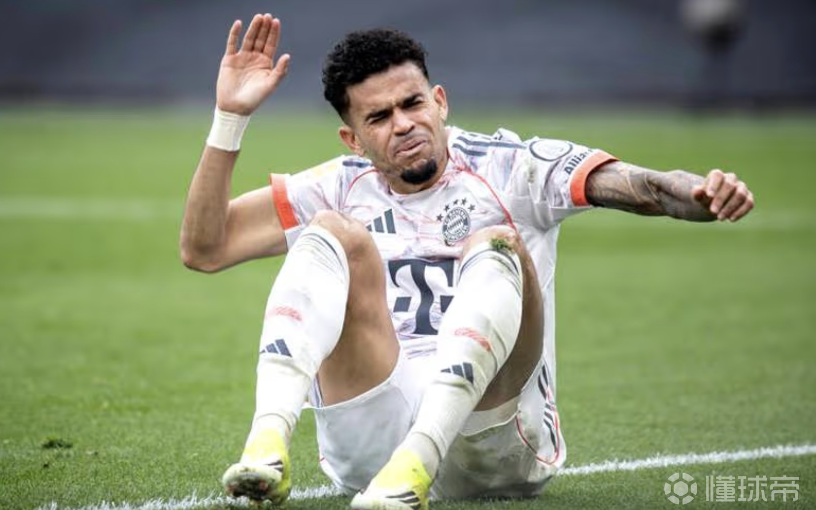 基米希谈迪亚斯被罚下：不该给黄牌，布拉斯维奇的脚碰到他了