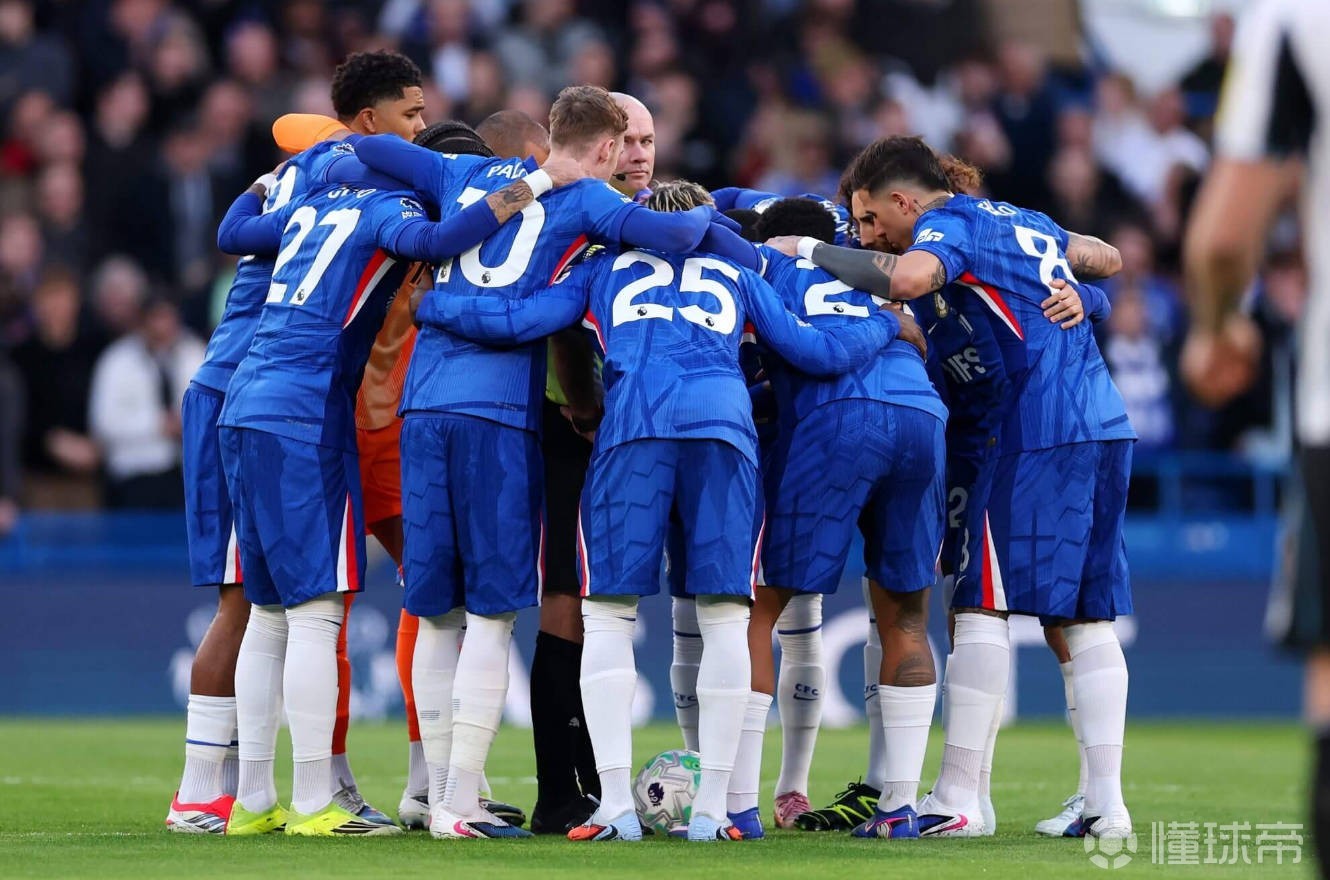 TA列切尔西围圈打气“怪招”：围住比赛用球、裁判、开球点