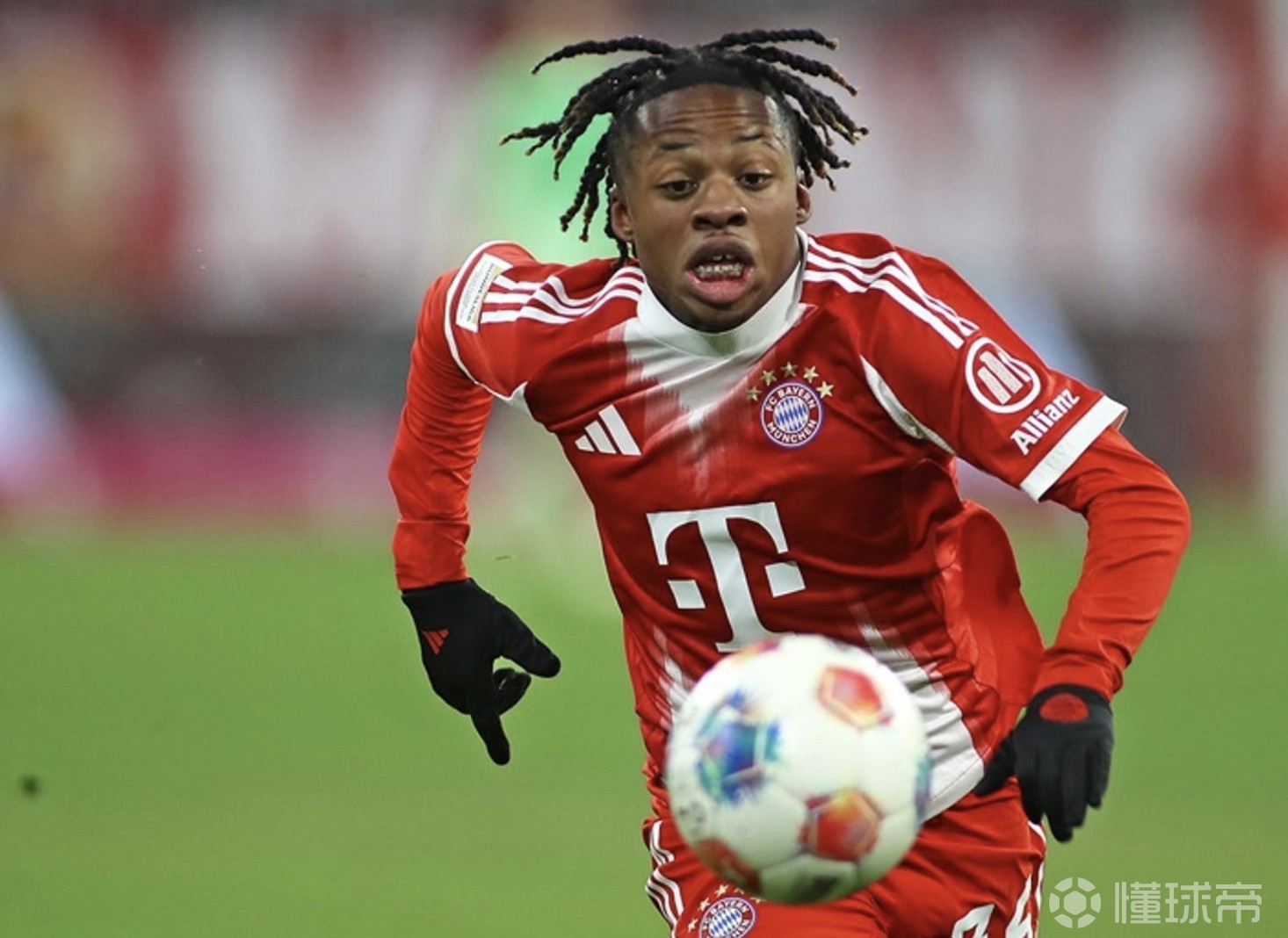 赛季报销，德天空：拜仁小将威兹德姆-迈克髋部肌腱伤势严重