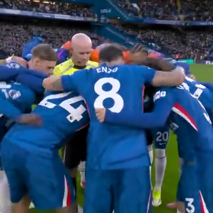 绷不住了！切尔西赛前动员将裁判围在中间 帕尔默直勾勾盯着裁判