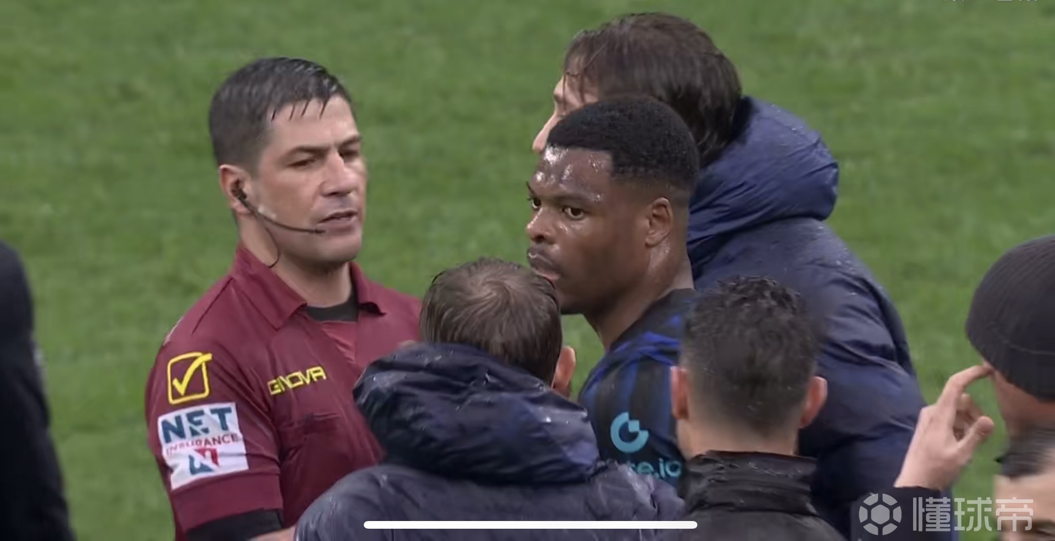 就明着黑，厚颜无耻到已然无法形容！记国米被主裁强行逼平！