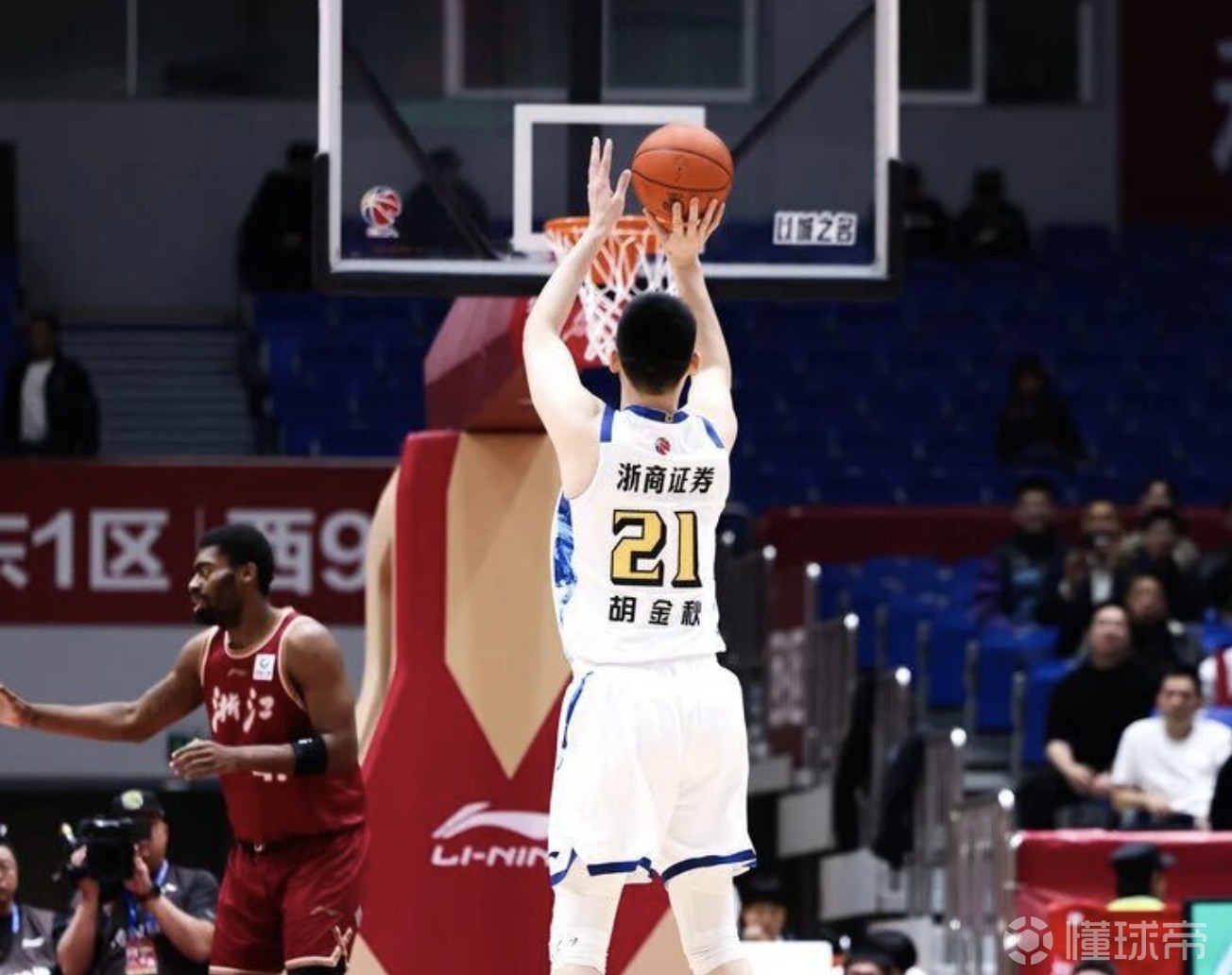 胡金秋超越陶汉林，升至CBA历史篮板榜第8位