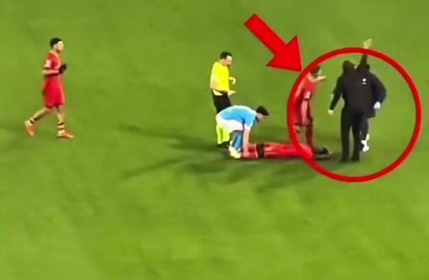 莱切球员突然倒地 孔蒂立刻冲入场内让队医进场