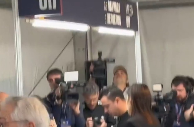 巴萨主席选举 哈维抵达投票站进行投票