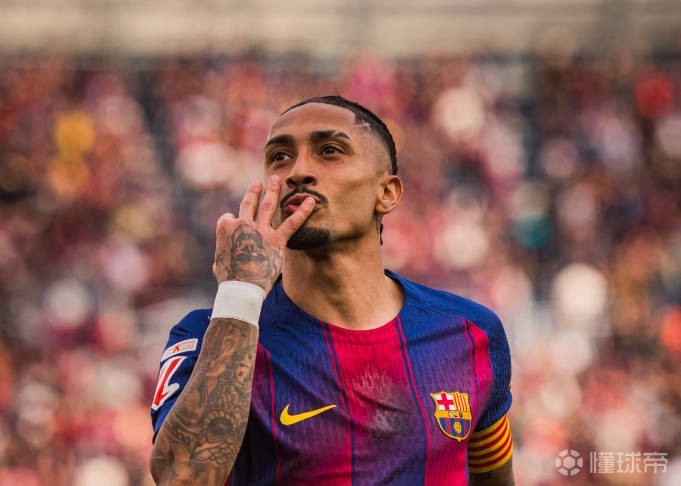 拉菲完成生涯第3帽，且为近50年第2位西甲对塞维戴帽巴萨球员