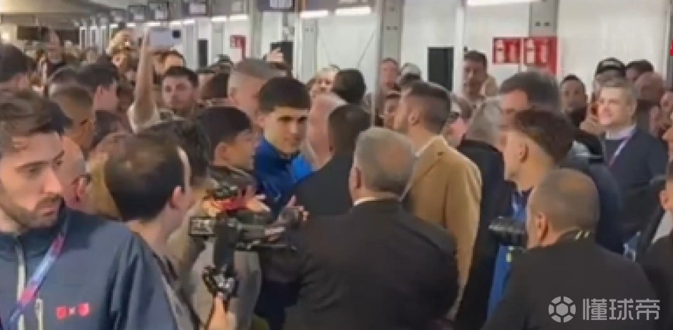 部分巴萨一线队球员抵达投票现场，并与拉波尔塔一起庆祝