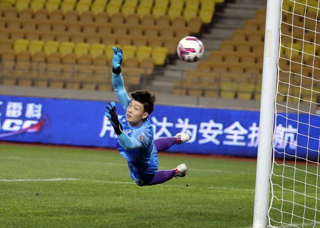 超级巨大失误！齐雨熙津门虎首秀送礼，赛季首次丢球，媒体人开炮