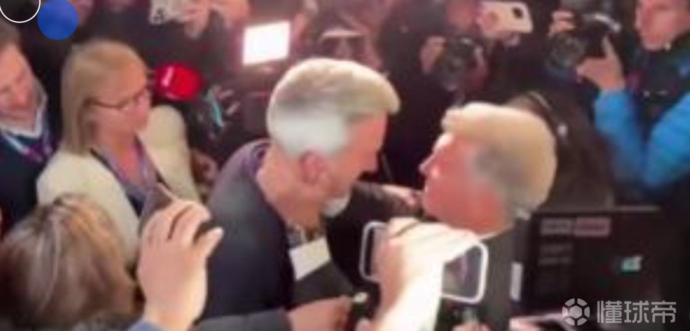 丰特和拉波尔塔相拥：巴萨万岁，加泰罗尼亚万岁，去赢得欧冠