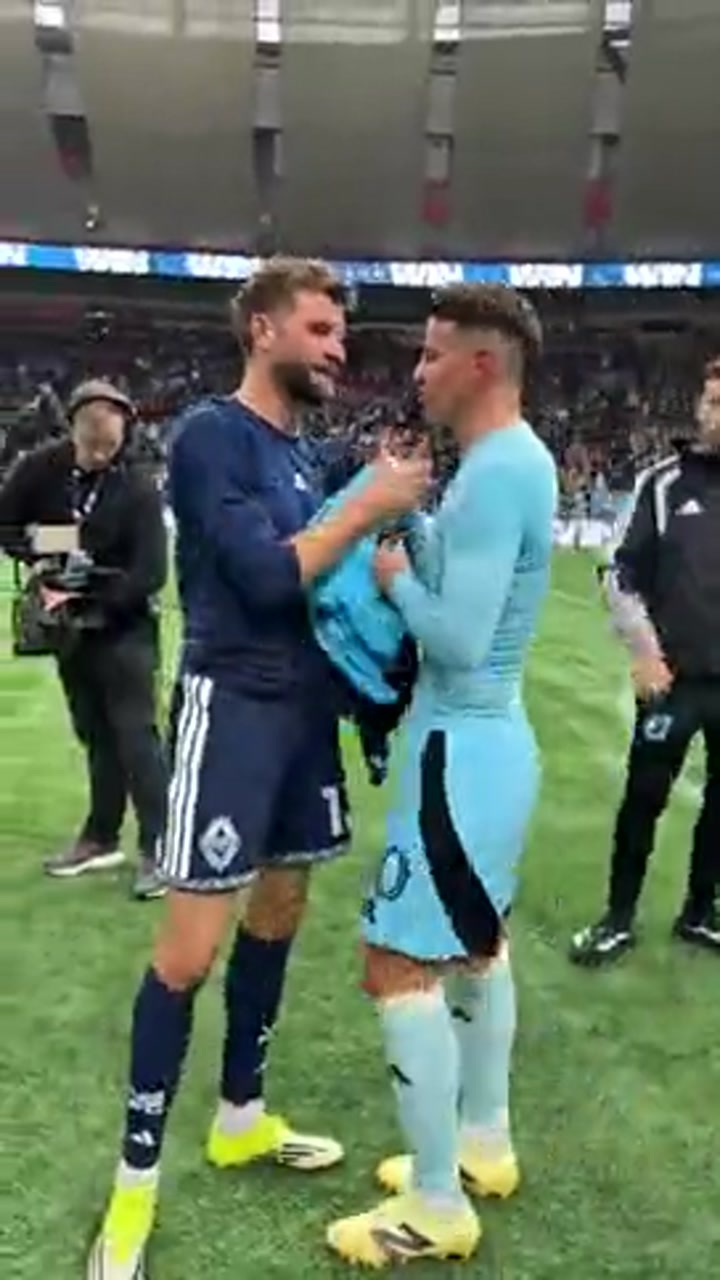 拜仁前队友，穆勒与J罗在美职联比赛结束后互换球衣