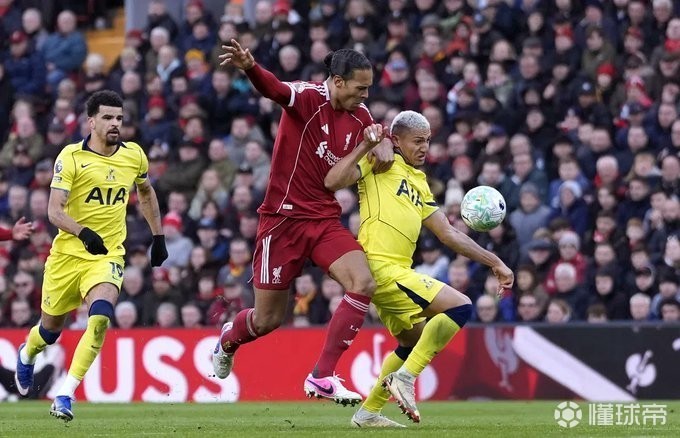 天空：如今的利物浦完全无法掌控比赛，锋线和后防问题都很大