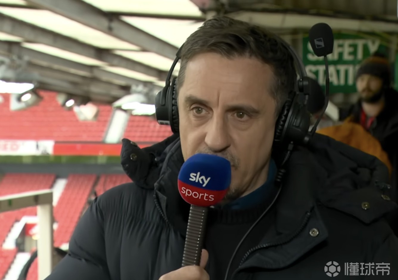 内维尔：曼联必须要有一个能在卢克-肖缺阵时顶上的左后卫