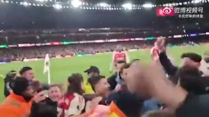 真的搞笑！哈弗茨庆祝道曼进球时拿了球迷的眼镜