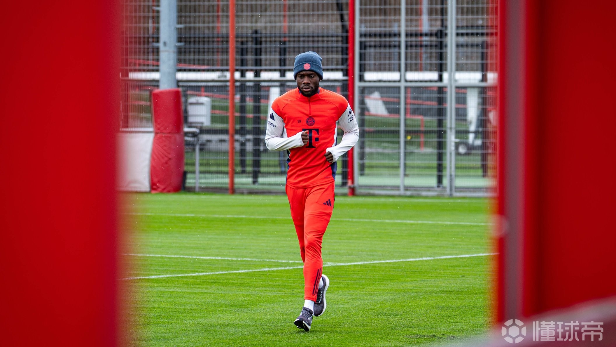 阿方索今天恢复场地训练，图片报：他预计对弗赖堡时回归