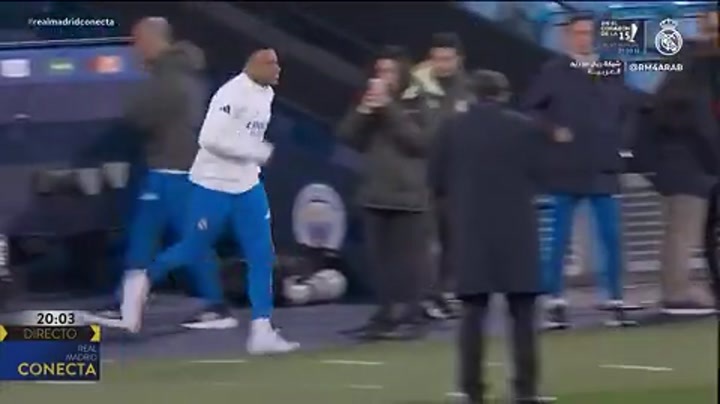 当阿韦洛亚看到巴佩跑进训练场时 笑容藏不住了