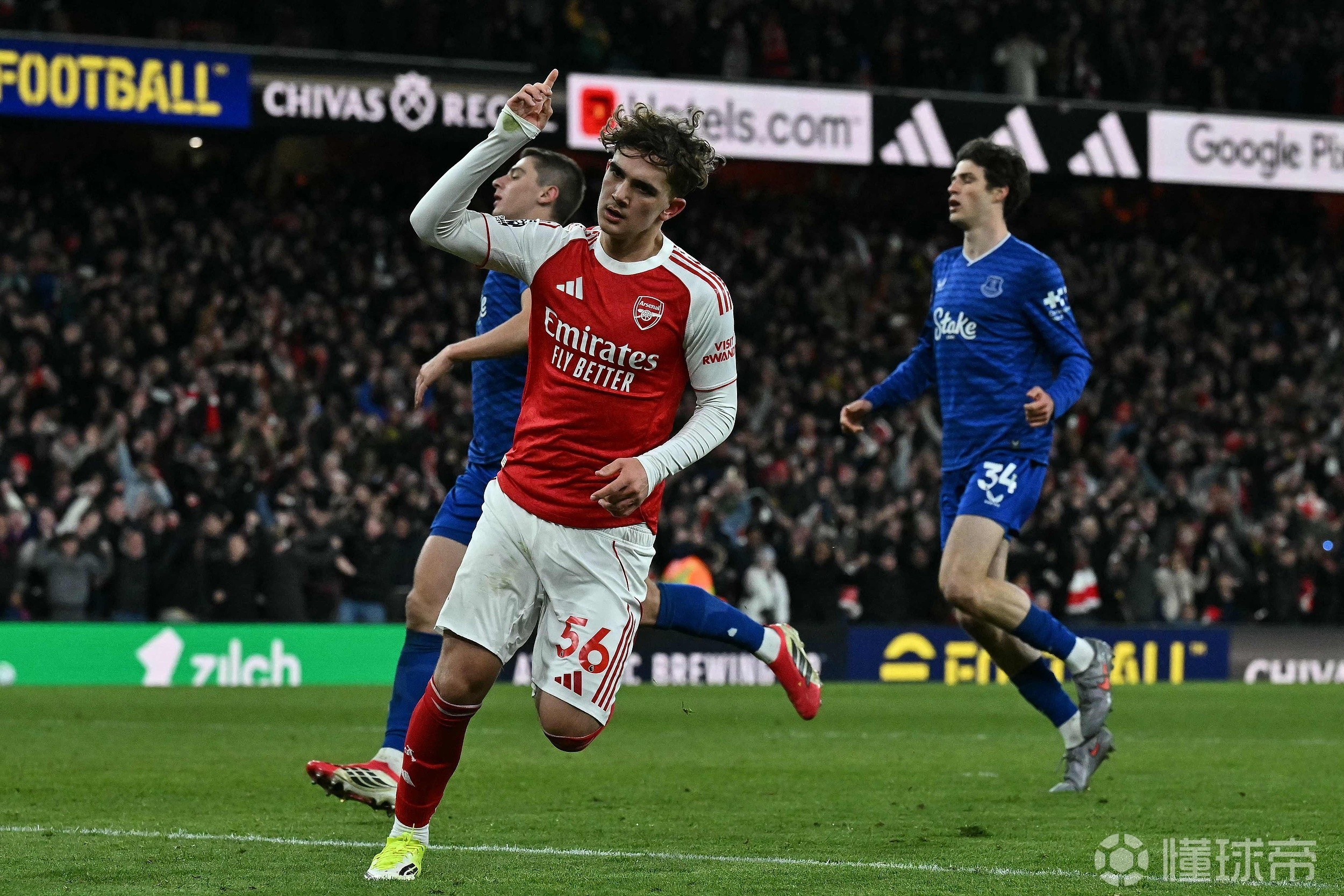 16岁73天，道曼成为阿森纳队史最年轻英超进球者