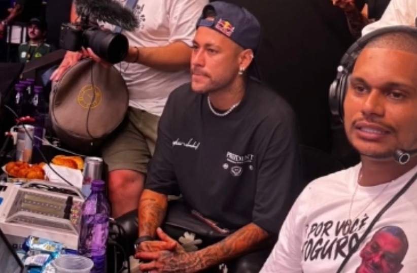 日子还得过！内马尔社媒晒玩cs照：恢复中