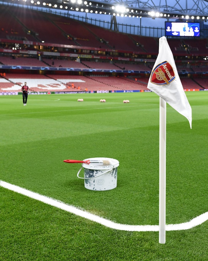 又整活！勒沃库森官推晒图 改球场划线并在角旗P上阿森纳队徽