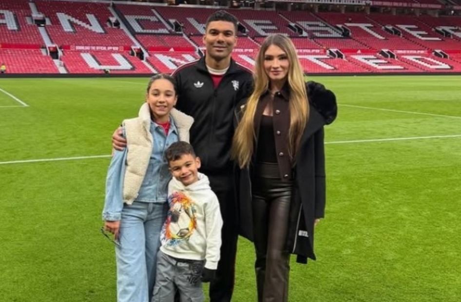 卡塞米罗晒一家人在老特拉福德合影：享受每个时刻！
