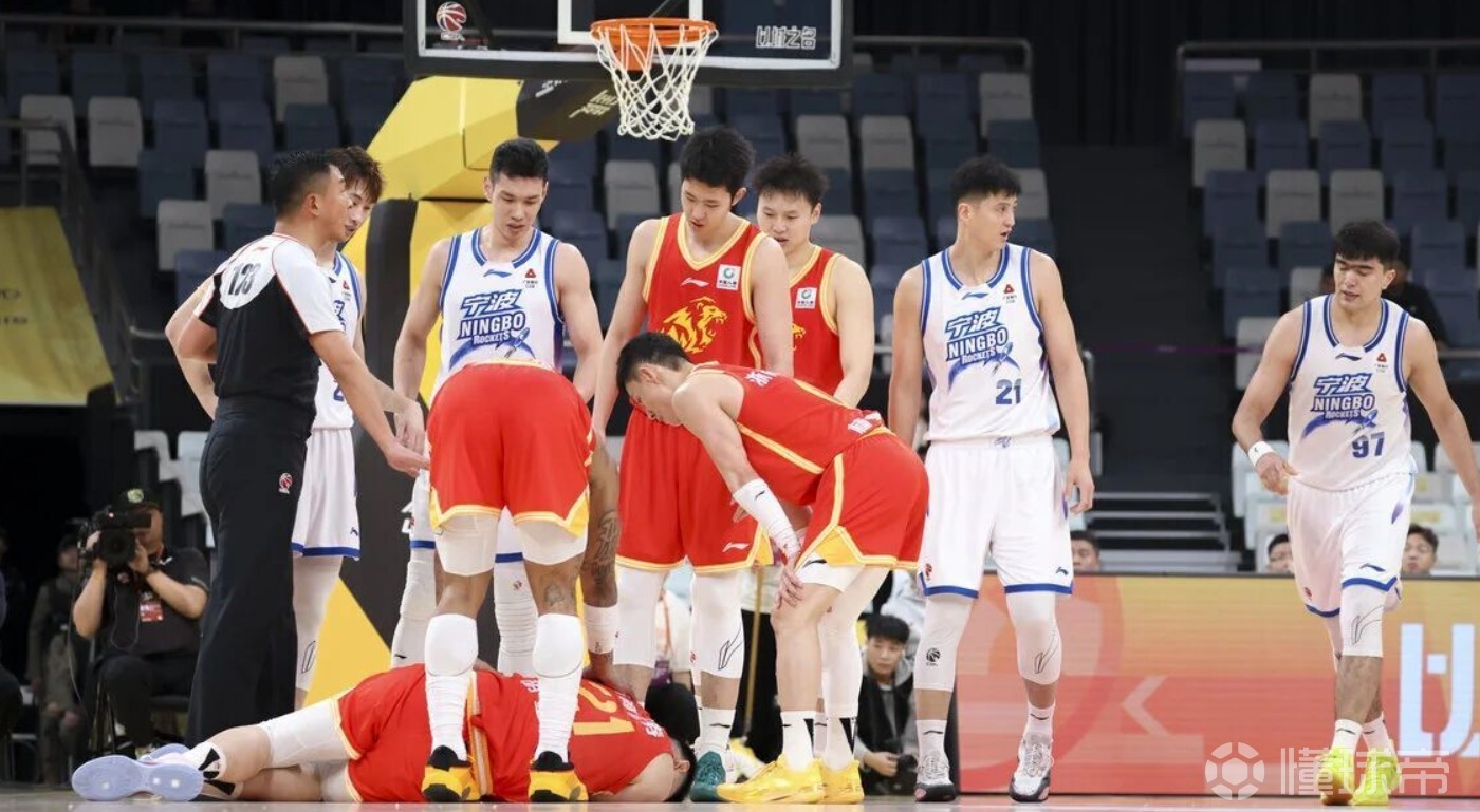 媒体人：胡金秋肩膀被拉伤导致胳膊无法抬起，万幸未伤到骨头