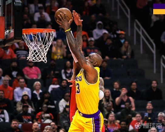 连送暴扣梦回当年，詹姆斯13中7得到18分5板5助仅1失误