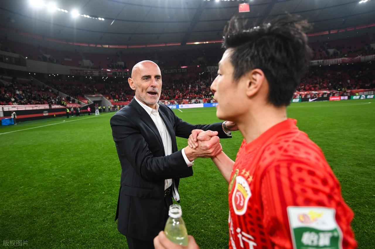 争议！武磊8分钟两球，却无缘本轮中超最佳球员，外界议论纷纷