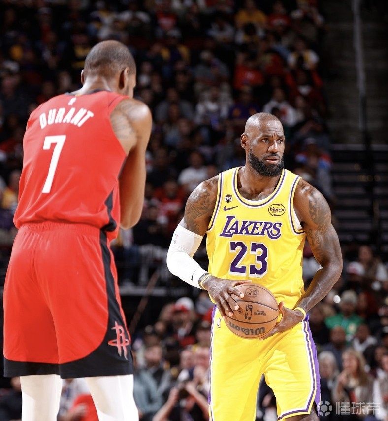 大小王PK，詹姆斯常规赛对阵杜兰特20胜11负，季后赛5胜9负
