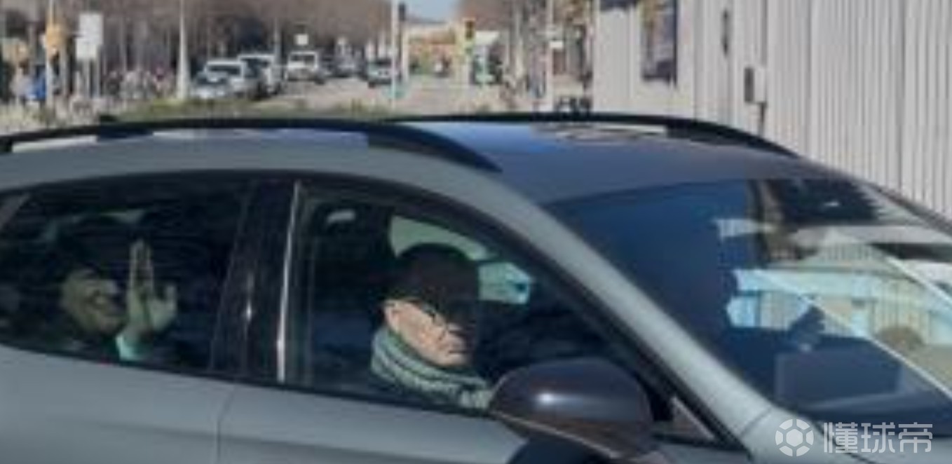 世体：拉波尔塔今日中午看望巴萨一线队，临时主席尤斯特陪同